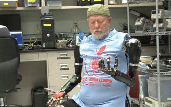 不再是科幻，机械手臂让残障人士意念取物