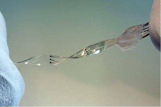 柔性电子硬脊膜拯救瘫痪病人