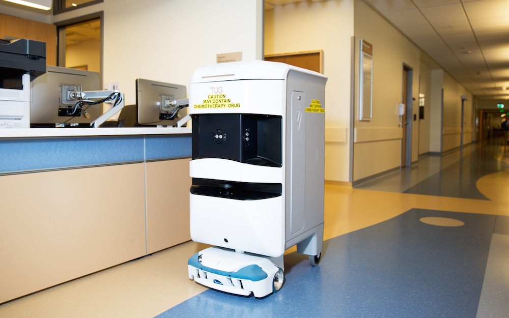 在医院走廊，机器人慢慢行走