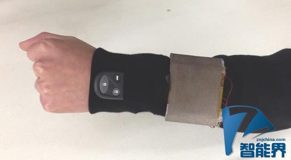 这种新型布料最适合摩擦起电 能点亮LED灯