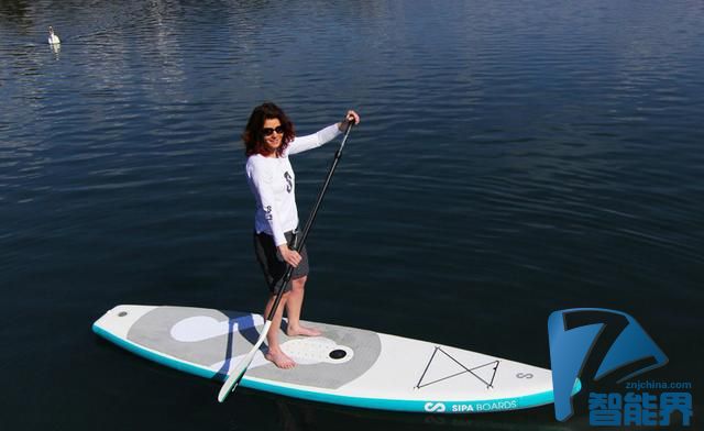 冲浪新手，这款智能冲浪桨板让你玩时不紧张