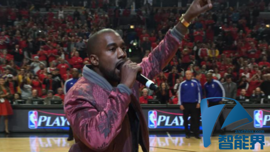 Kanye West 佩戴纯金链式表带现身 NBA 赛场