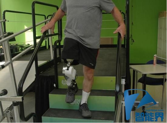 美国造新一代仿生假肢 可轻而易举爬楼梯