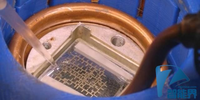 科学家可以用水来操控新型同步计算机