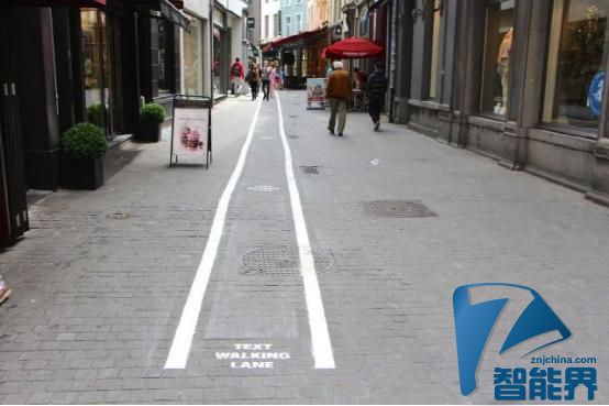 好贴心 比利时为手机“低头族”画出专用道路