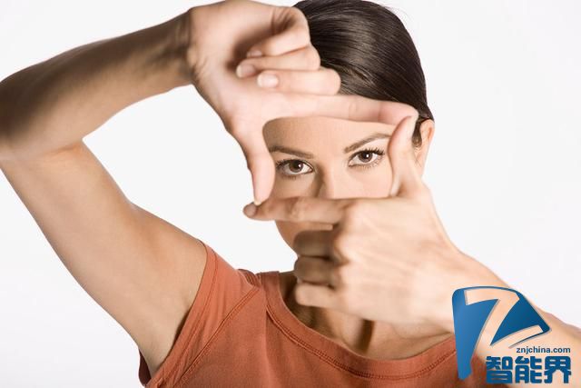 咔嚓 咔嚓 比划比划就能拍照