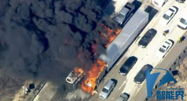 无人机围观森林大火，威胁消防直升机