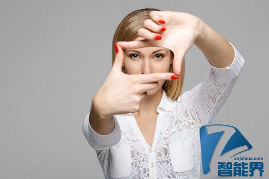 新一代谷歌眼镜：用双手比作相机