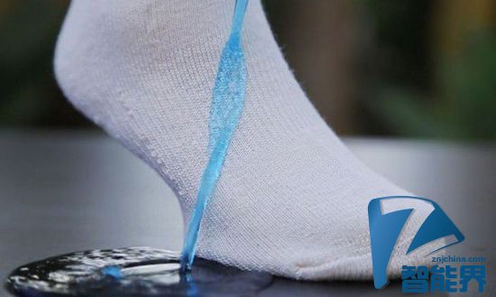 新发明 - 沾上水不会湿的袜子