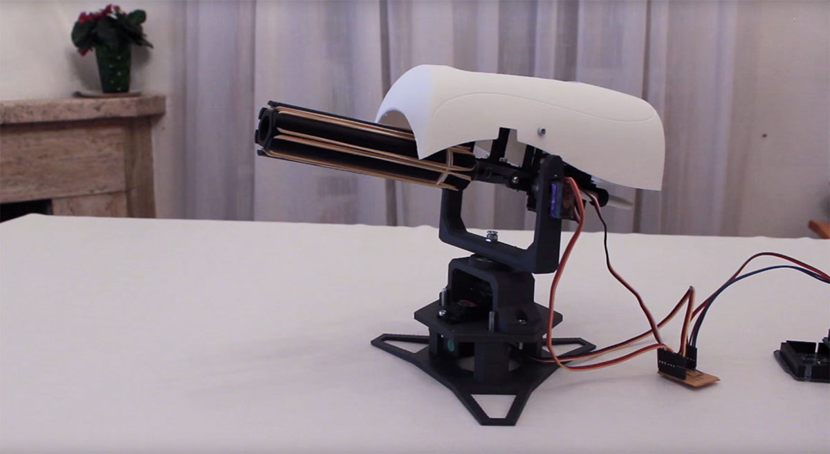 有人打印了一枝橡皮筋机枪来保卫办公桌