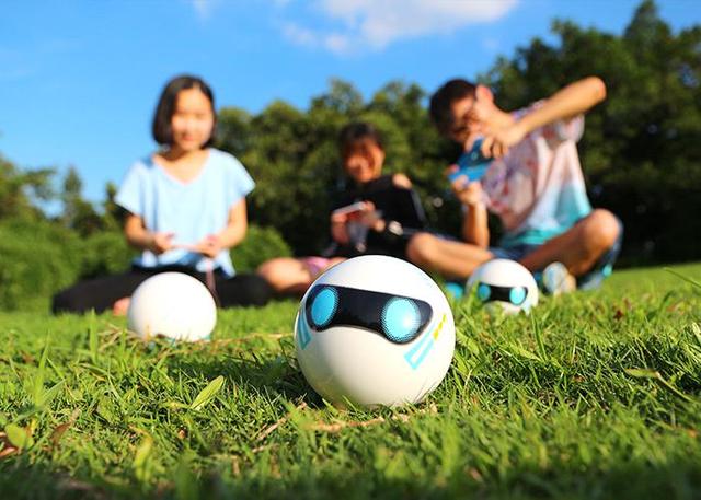 腾讯微宝球型机器人亮相 能游戏可无线充电