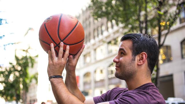这款智能篮球能追踪投篮动作 预测你是否投中