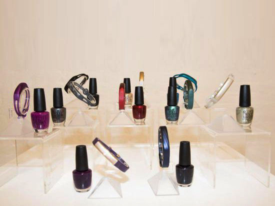 Jawbone推出指甲油？竟与手环同配色