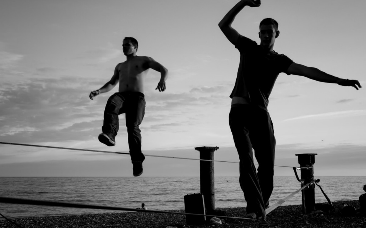 站在无人机制造的绳索上，普通人也能变身杂技演员