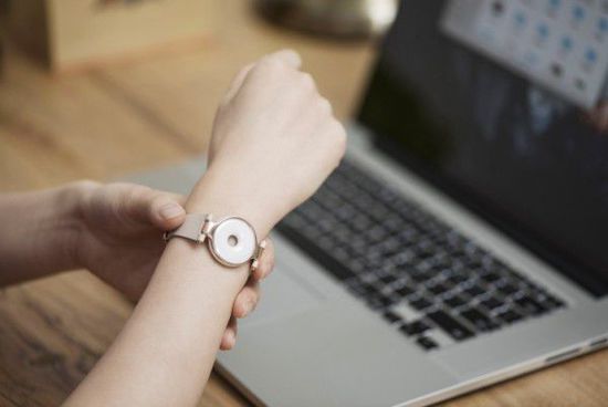 华米新品开箱照 很难相信它是小米手环的亲兄弟