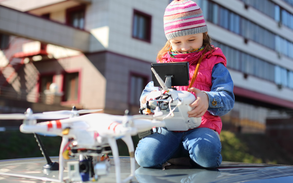 觉得无人机操作太麻烦，他们直接将你的手机变成无人机