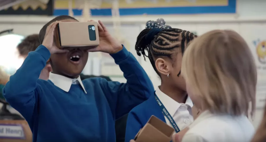 和学校进行合作，Google 推广 VR模式