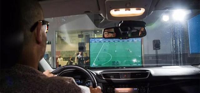 日产索尼联手 用方向盘和刹车油门玩足球游戏