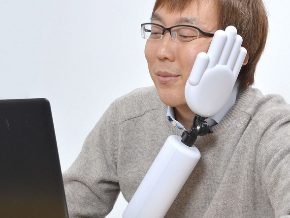 这款塑料手臂能帮你矫正坐姿 还能陪你午睡
