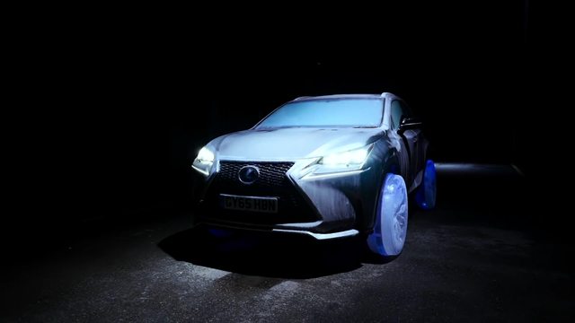 冰雕公司为雷克萨斯NX制作冰轮胎