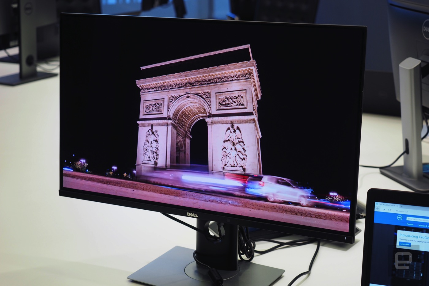 戴尔今年最「吸睛」的产品，是一台 4K OLED 屏幕