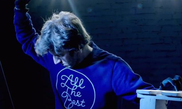 这个手套可以让一个五音不全的人瞬间变成摇滚明星！