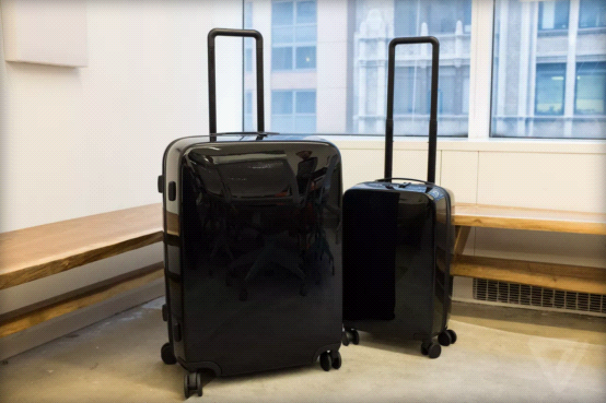 这个智能行李箱能报告自己位置 还能给箱内产品充电