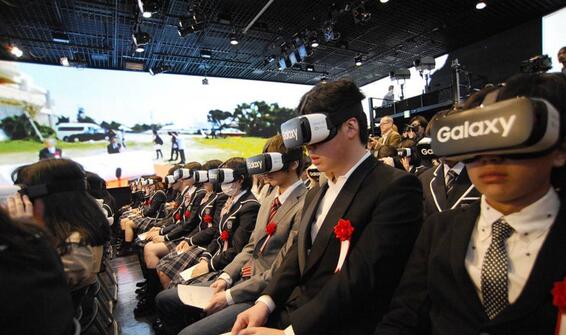 城会玩！日本高中生戴VR眼罩参加开学典礼