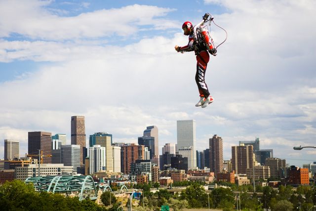 喷气背包公司高管试飞失控，半空中坠落