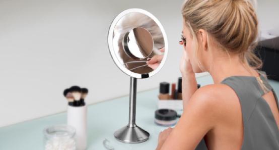 世上最聪明梳妆镜诞生 你可以直接与它对