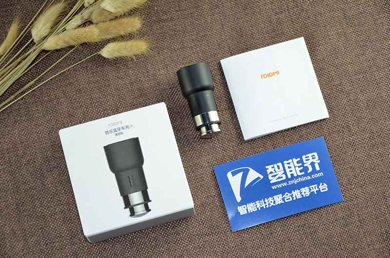 睿米蓝牙车充2s，摇一摇切歌、通话，伴君快乐出行。