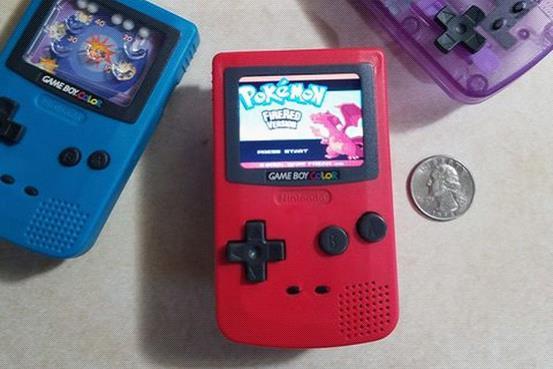 有人把吃汉堡送的玩具改装成了带彩屏的掌机