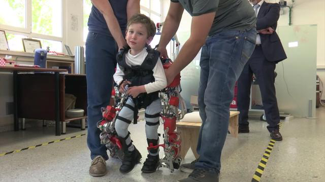 这个机械外骨骼专为残疾孩子设计 能帮助走路