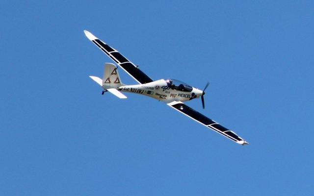 太阳能飞机首次公开试飞 未来不需人驾驶