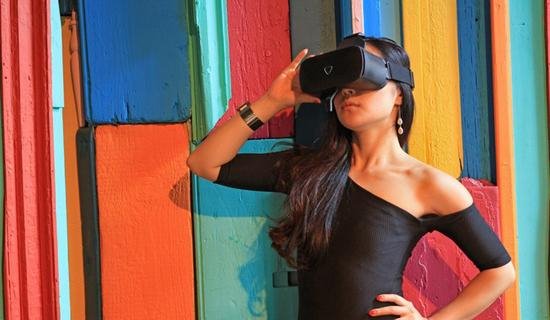 面部跟踪VR设备Veeso：在虚拟社交中表情神同步