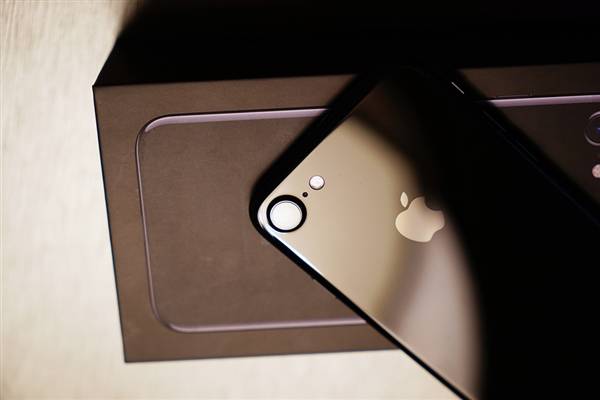 iphone7亮黑色和黑色包装不一样吗？苹果7/7plus黑色开箱上手体验