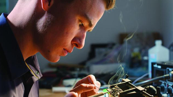 这个19岁青年发明了第一把指纹识别智能手枪