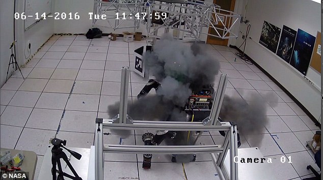 NASA公布美军机器人爆炸视频 用水才能灭火