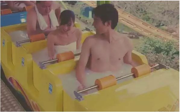 见过在旋转木马 过山车 摩天轮上泡温泉的吗？他们做到了