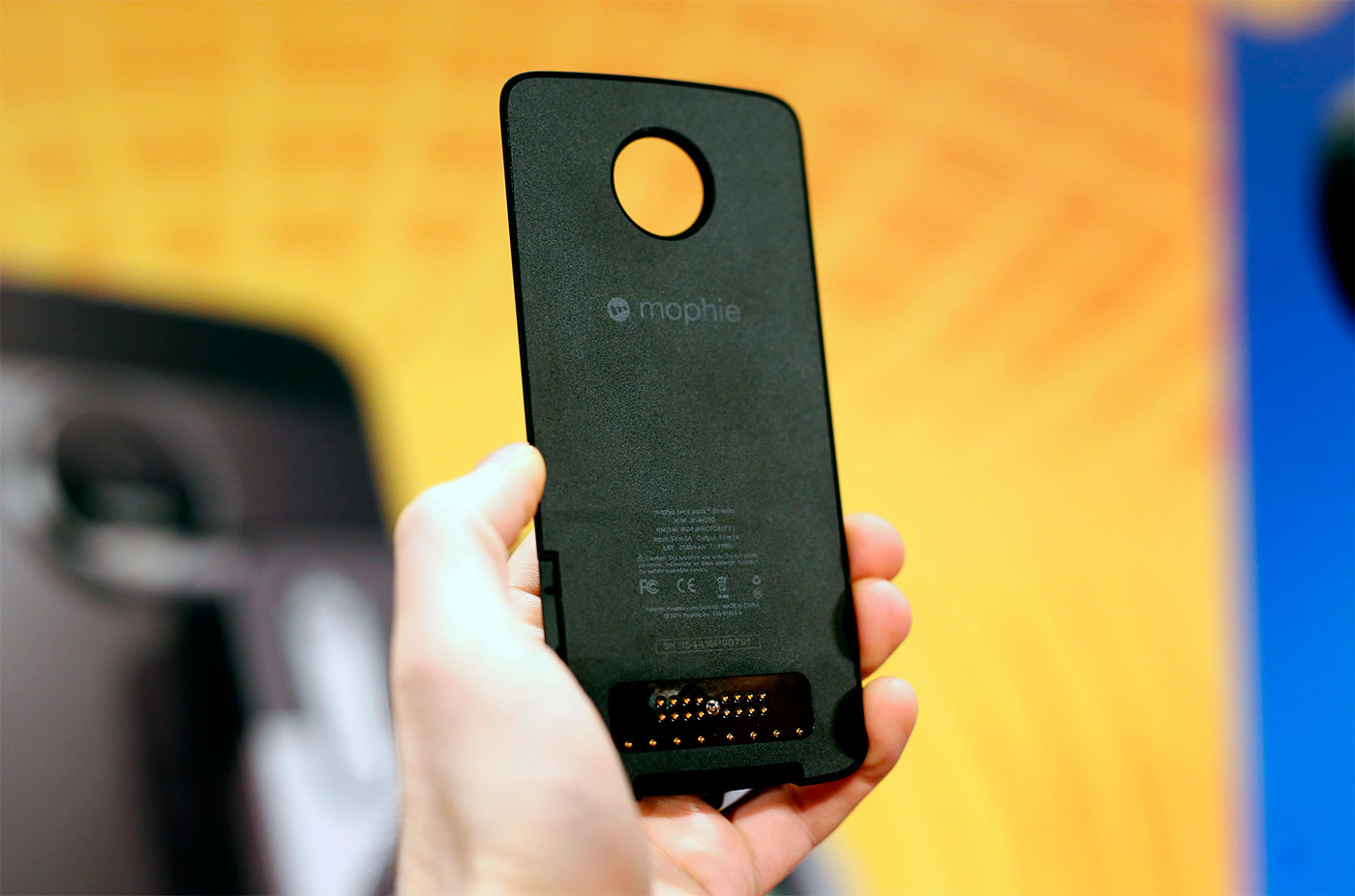Moto为Mods 配件系列増添一个Mophie电池和汽车充电架