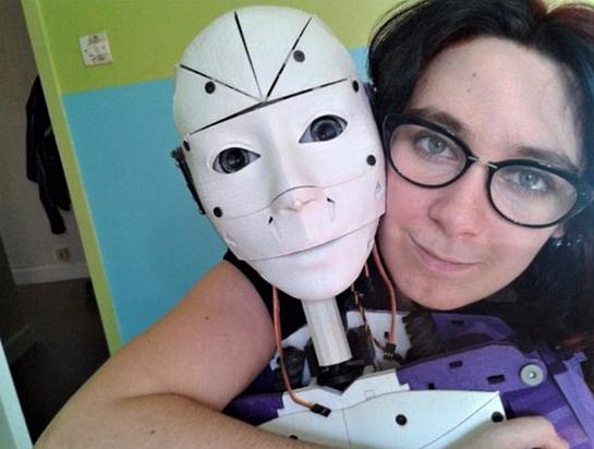 法女子欲与机器人伴侣结婚 自称很幸福