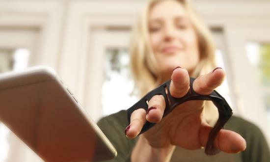 戴上Tap Strap五指环 你的整个世界都是键盘