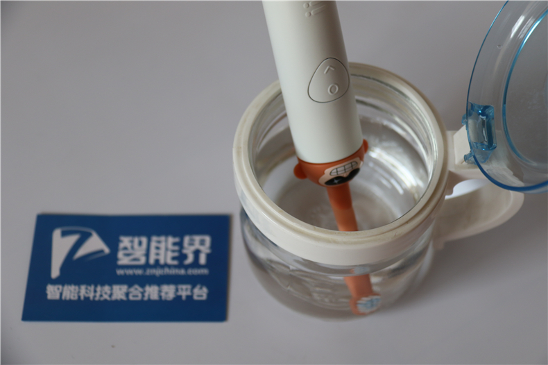 牙小白超能儿童牙刷高频振动在水中呈现的效果