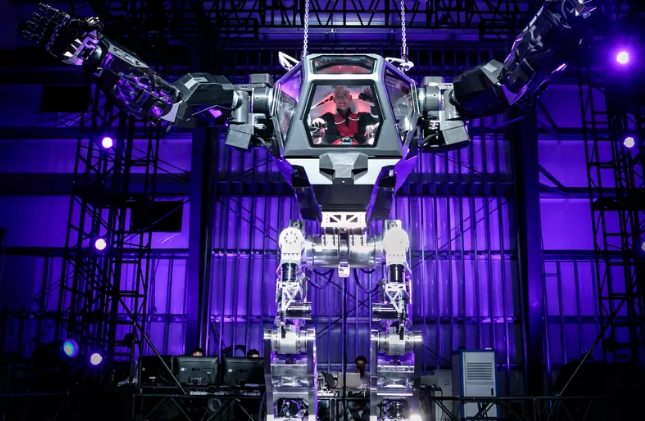 亚马逊CEO贝佐斯驾驶展示13英尺高的机械机器人