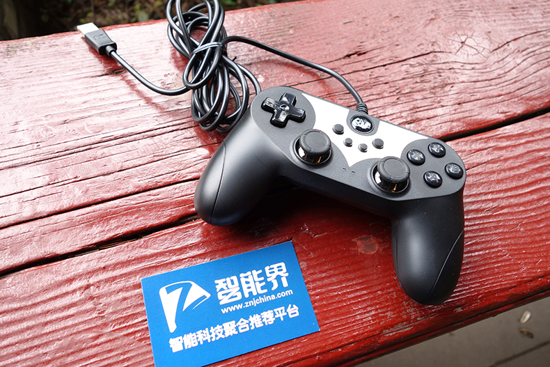 智能界 | 北通蝙蝠3游戏手柄外观展示