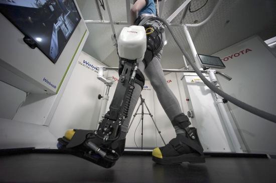 丰田今年底推出康复机器人 出租行走辅助系统