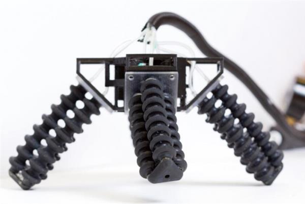 靠气体驱动：这款3D打印四足机器人可征服各种地形