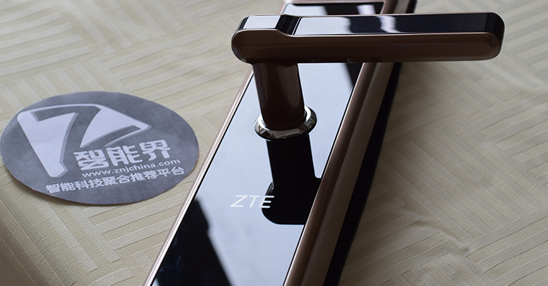 高颜值的中兴智能门锁