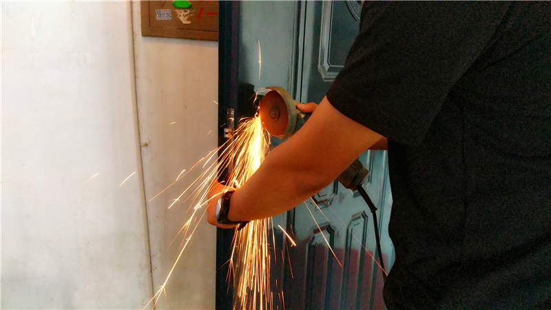 青松沃德智能指纹锁亲自安装调试及解锁