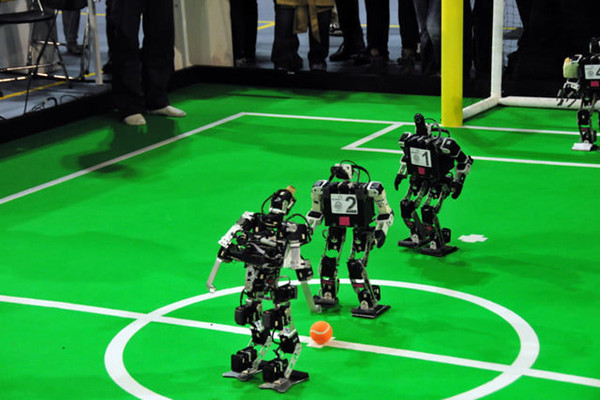球星们要失业？机器人在2050年可以击败专业足球队